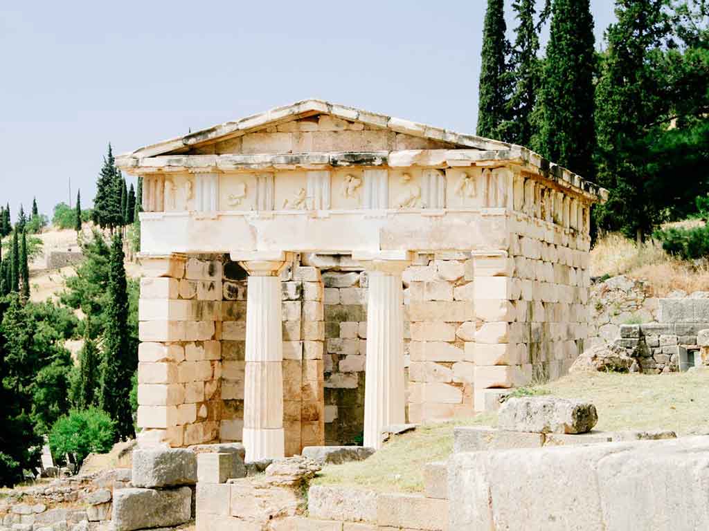 La Pythie de Delphes délivrant des oracles dans le sanctuaire d'Apollon | Madame De Stein